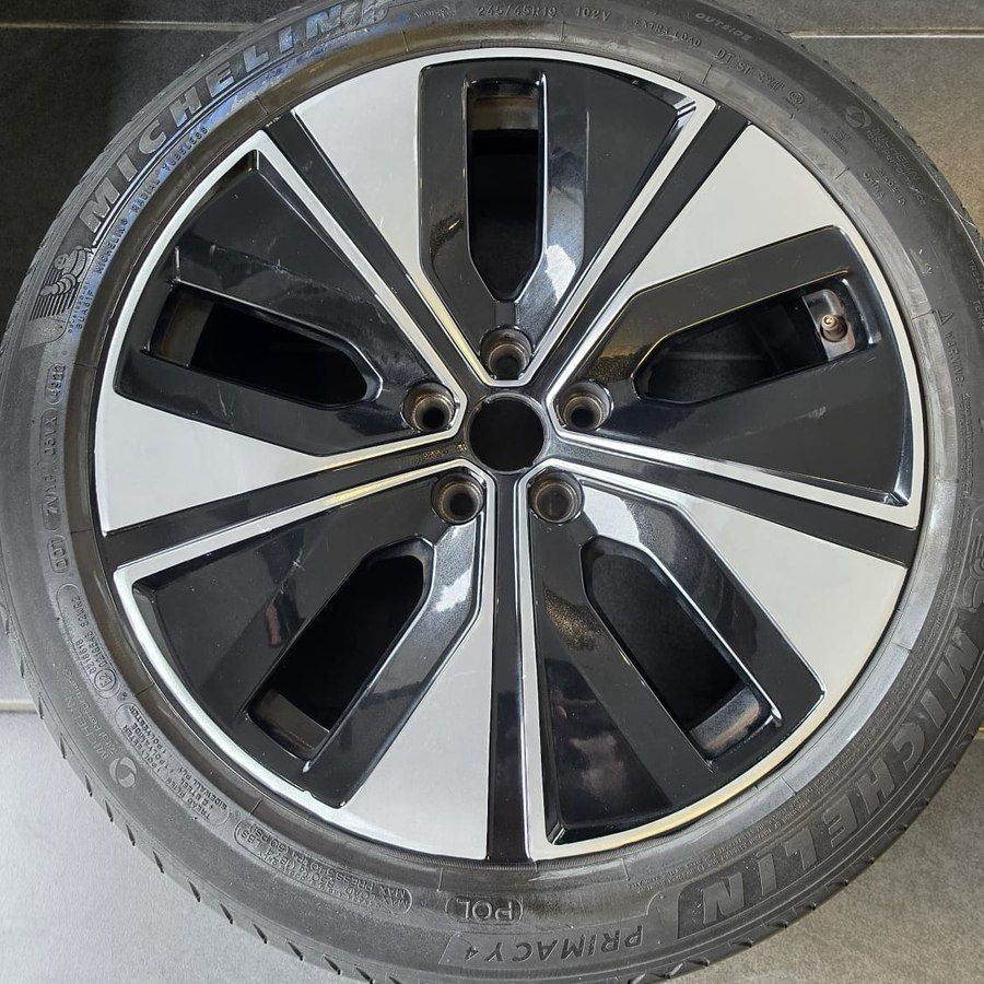 Fully refurbished alloy wheel with a factory-look finish